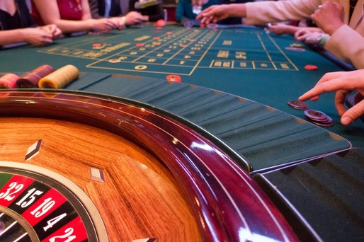Publicitatea pentru jocuri de noroc va fi posibilă doar în case de pariuri sau cazinouri. Interdicția pentru radio și tv va fi explicită în lege, dar internetul rămâne liber - proiect