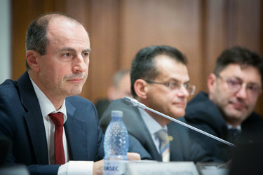 Deputații cer, prin moțiune adoptată, sancționarea "derapajelor grave" ale ministrului Agriculturii. Cioloș transmite că va trage concluziile care se impun