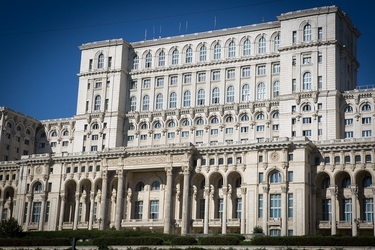 FOTO Drapelul României va fi modificat, schimbând și imaginea de pe bancnote. Cum va arăta noul steag