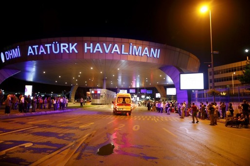 VIDEO&FOTO Explozii și focuri de armă la Aeroportul Ataturk din Istanbul, sunt cel puțin 36 persoane ucise și 147 răniți