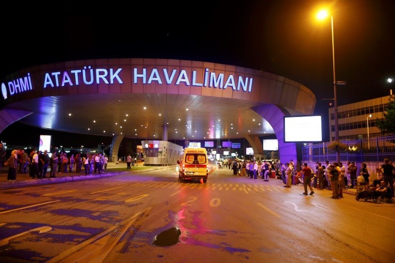 VIDEO& FOTO Explozii și focuri de armă la Aeroportul Ataturk din Istanbul, sunt cel puțin 36 persoane ucise și 147 răniți