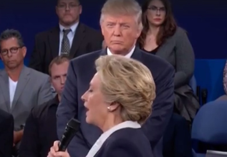 VIDEO Hillary Clinton și Donald Trump au avut cea mai dură dezbatere, presărată cu amenințări 