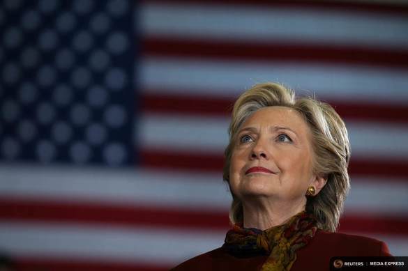 Hillary Clinton, privind rezultatele care anunță victoria lui Donald Trump. Sursa foto:Carlos Barria/Reuters