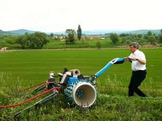 VIDEO Premierului Cioloș i-a fost "tăiat moțul" în direct, la 1 an de guvernare. Ce obiect a ales de pe tavă