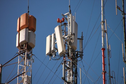 Antenele GSM nu vor mai fi mutate la minimum 500 metri de școli și spitale. Bucureștiul a fost avertizat că rămâne fără semnal de telefon