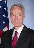 Trump le-a cerut tuturor ambasadorilor numiți de Obama, inclusiv celui din România, să plece din posturi. Ei se plâng că ordinul le-a aruncat viețile ''în vrie'', având copii la școală