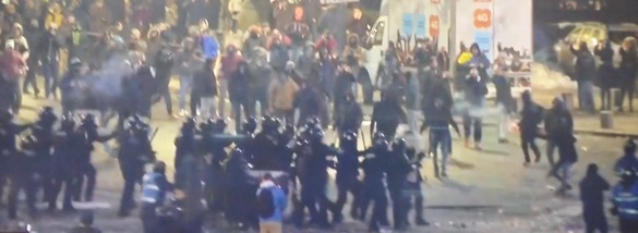VIDEO & FOTO Un grup de manifestanți din Piața Victoriei aruncă cu sticle, torțe și petarde. Jandarmii intervin cu gaze lacrimogene