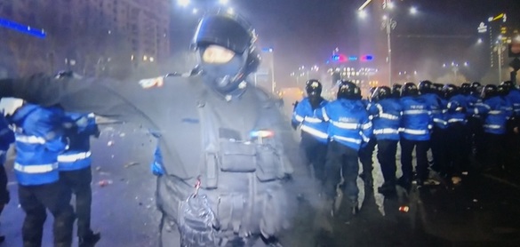 VIDEO & FOTO Un grup de manifestanți din Piața Victoriei aruncă cu sticle, torțe și petarde. Jandarmii intervin cu gaze lacrimogene