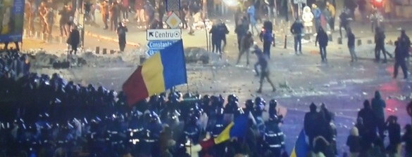 VIDEO & FOTO Un grup de manifestanți din Piața Victoriei aruncă cu sticle, torțe și petarde. Jandarmii intervin cu gaze lacrimogene