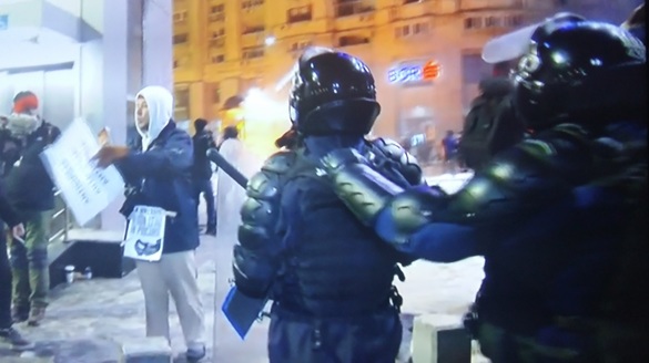 VIDEO & FOTO Un grup de manifestanți din Piața Victoriei aruncă cu sticle, torțe și petarde. Jandarmii intervin cu gaze lacrimogene