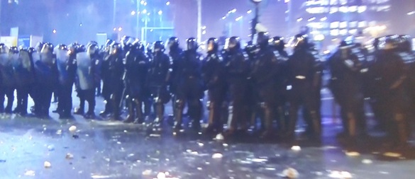 VIDEO & FOTO Un grup de manifestanți din Piața Victoriei aruncă cu sticle, torțe și petarde. Jandarmii intervin cu gaze lacrimogene