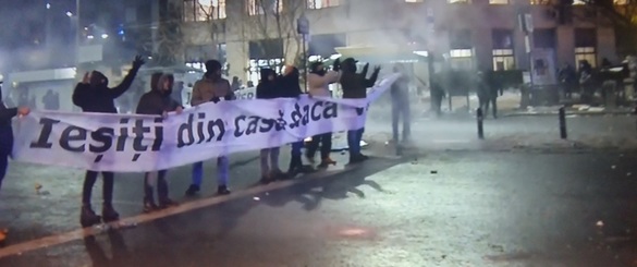 VIDEO & FOTO Un grup de manifestanți din Piața Victoriei aruncă cu sticle, torțe și petarde. Jandarmii intervin cu gaze lacrimogene