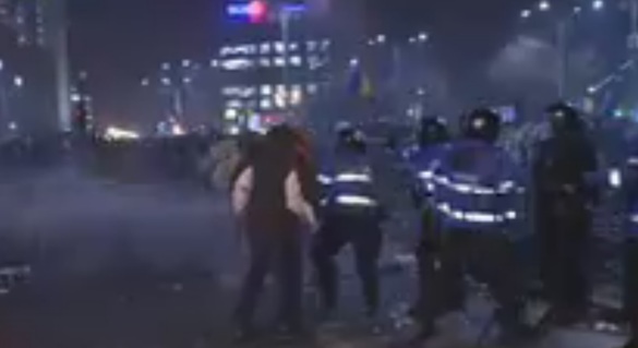 VIDEO & FOTO Un grup de manifestanți din Piața Victoriei aruncă cu sticle, torțe și petarde. Jandarmii intervin cu gaze lacrimogene