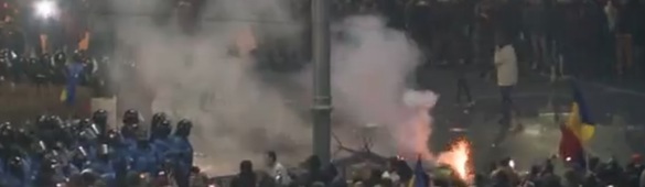 VIDEO & FOTO Un grup de manifestanți din Piața Victoriei aruncă cu sticle, torțe și petarde. Jandarmii intervin cu gaze lacrimogene