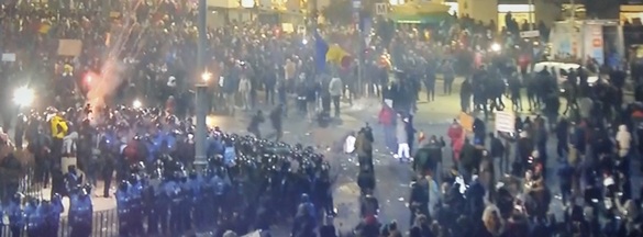 VIDEO & FOTO Un grup de manifestanți din Piața Victoriei aruncă cu sticle, torțe și petarde. Jandarmii intervin cu gaze lacrimogene