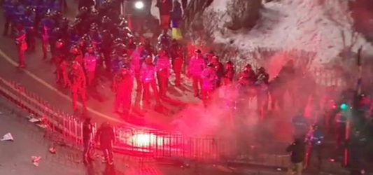 Suporterii dinamoviști din Peluza Cătălin Hâldan neagă că ar fi participat organizat și pe bani la violențele din Piața Victoriei