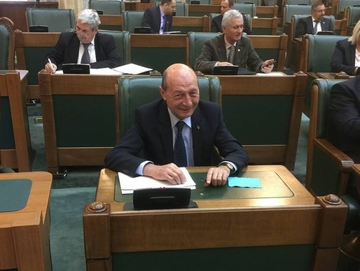 VIDEO Replici în Parlament: Tăriceanu- Aici nu e pe vapor. Băsescu: Acolo nu aveam escroci! Dragnea: Vă invit la mine. Tăriceanu: E cu whisky?