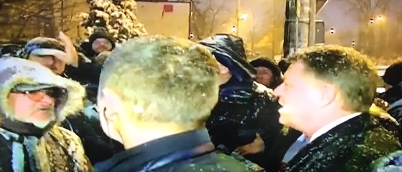 FOTO Iohannis a ieșit din Palatul Cotroceni pentru a discuta cu persoanele care protestau, în ninsoare, împotriva sa, retrăgându-se însă după 3 minute