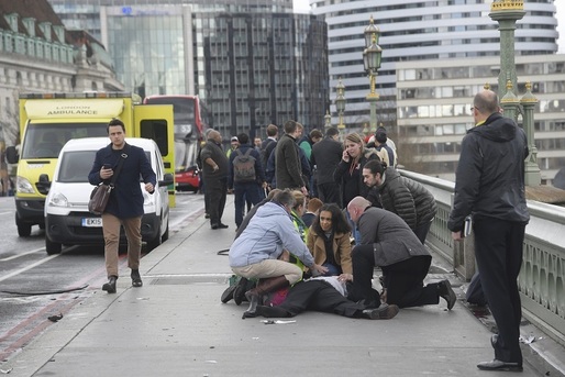 FOTO Focuri de armă la Londra, în fața Parlamentului, o mașină a intrat în pietoni pe podul Westminster. Poliția britanică tratează situația ca un atac terorist. Printre răniți sunt și români