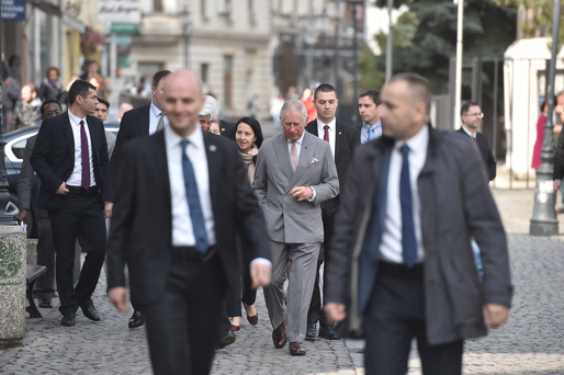 VIDEO&FOTO Prințul Charles s-a plimbat prin Centrul Vechi al Bucureștiului, oprindu-se și la Hanul lui Manuc