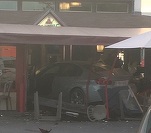 VIDEO O mașină a intrat în plin în terasa unei pizzerii, provocând moartea unei fete de 8 ani și rănind alte câteva persoane