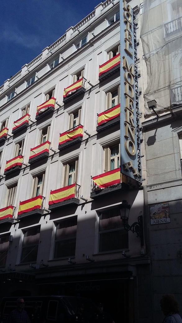 FOTOREPORTAJ. Corespondență specială de la Madrid pentru Profit.ro: Violență pe străzile Barcelonei, contrademonstrații pașnice la Madrid UPDATE Guvernul catalan anunță - 2,26 milioane persoane au votat, 90% în favoarea separării de Spania