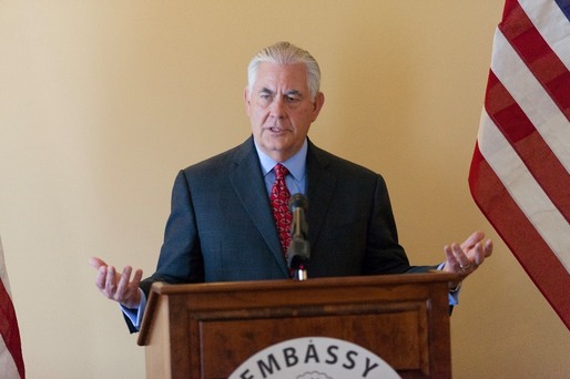 Secretarul de stat american Rex Tillerson, șeful diplomației SUA, s-a oprit în această seară la București, venind dintr-o vizită în Asia. Surse: Meleșcanu se întâlnește cu acesta la aeroport