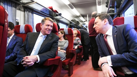 VIDEO&FOTO Iohannis a mers cu trenul la Ploiești, având grijă ca presa să fie informată. Spre Sibiu nu are curaj să meargă, călătoria durează prea mult