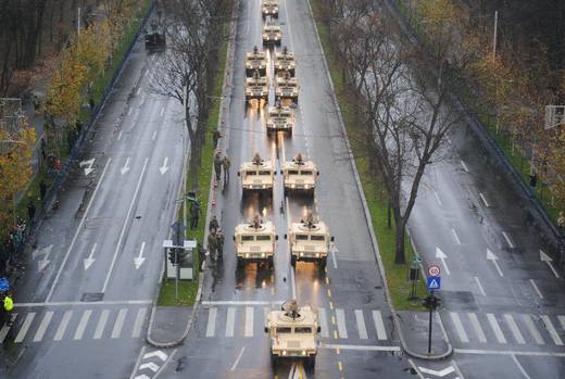VIDEO Mii de oameni au participat, la Arcul de Triumf, la parada militară de Ziua Națională