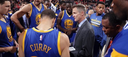 Fostul șef de campanie al lui Trump îl invită pe antrenorul unei finaliste NBA să antreneze în România dacă nu respectă imnul național al SUA