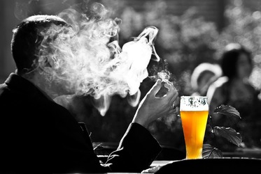 Un deputat PSD propune o lege prin care le este interzis părinților să cheltuiască alocația copiilor pentru alcool, cafea sau țigări