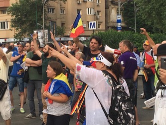 VIDEO și FOTO Câteva zeci de mii de persoane s-au strâns deja în Piața Victoriei. Contraprotest alături. Victoria Simonei Halep, sărbătorită la mitingul PSD