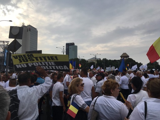 VIDEO și FOTO Câteva zeci de mii de persoane s-au strâns deja în Piața Victoriei. Contraprotest alături. Victoria Simonei Halep, sărbătorită la mitingul PSD