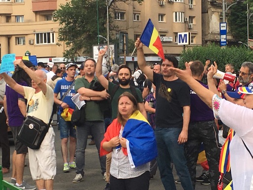 VIDEO și FOTO Câteva zeci de mii de persoane s-au strâns deja în Piața Victoriei. Contraprotest alături. Victoria Simonei Halep, sărbătorită la mitingul PSD