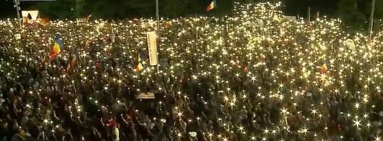UPDATE FOTO Mitingul Diasporei - Jandarmii au intrat în forță în Piața Victoriei, gonind oamenii. Iohannis reacționează. Senator: Știți cum e să te întâlnești cu propriul tău copil, transportat pe targă?