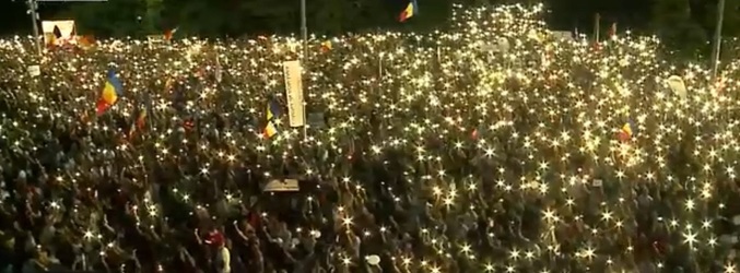 UPDATE FOTO Mitingul Diasporei - Jandarmii au intrat în forță în Piața Victoriei, gonind oamenii. Iohannis reacționează. Senator: Știți cum e să te întâlnești cu propriul tău copil, transportat pe targă?
