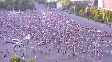 FOTO UPDATE Mitingul diasporei a continuat pentru a doua zi consecutiv. Zeci de mii de persoane au protestat din nou în fața Guvernului