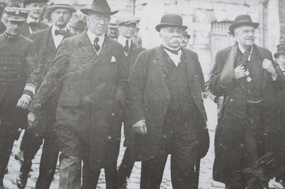 La Versailles, președintele SUA, Woodrow Wilson, premierul francez Georges Clemenceau și ministrul britanic de externe Arthur Balfour.
