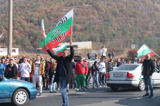 FOTO Proteste în Bulgaria față de scumpirea carburanților și a RCA, precum și față de majorarea taxelor pe mașinile vechi. Drumuri internaționale blocate, ciocniri între forțele de Poliție și protestatari