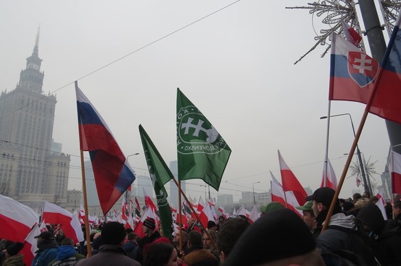 FOTOREPORTAJ Corespondență din Varșovia: Zeci de mii de polonezi au ieșit pe străzi de Ziua lor Națională. Au sfidat o interdicție a Primăriei și au marșăluit în Varșovia cu torțe aprinse