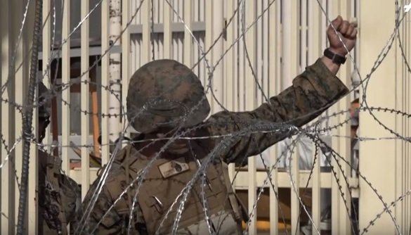 FOTO Militarii americani întind sârmă ghimpată la frontiera cu Mexicul