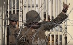 FOTO Militarii americani întind sârmă ghimpată la frontiera cu Mexicul