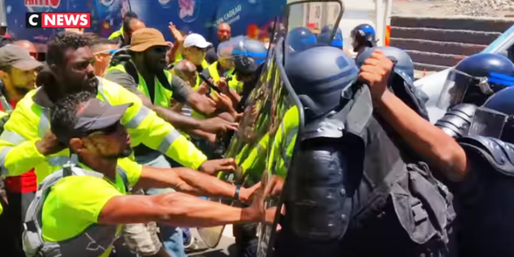VIDEO Ciocniri între forțele de ordine și Vestele Galbene în apropierea primăriei Parisului