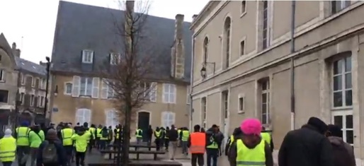 VIDEO Mii de “veste galbene” protestează din nou. 24 de persoane reținute la Paris, 13 la Bourges