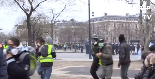 VIDEO ''Vestele galbene'' la Paris: Primele ciocniri în jurul Arcului de Triumf