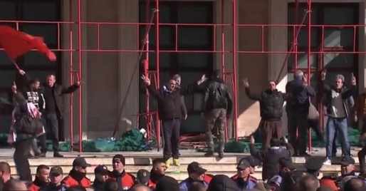 VIDEO Albania: Protestatari au încercat să intre în clădirea Guvernului