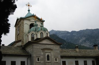 Efectul incendiului de la Notre Dame în Parlamentul României: 1 milion de euro anual schitului Prodromu de la Muntele Athos. Generozitate din buget, nu din donațiile aleșilor