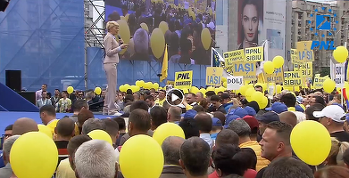 Câteva zeci de mii de oameni participă la mitingul electoral al PNL din Piața Victoriei. La eveniment și-a anunțat participarea și președintele Klaus Iohannis