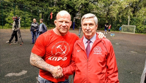 Jeff Monson (stânga), la Moscova, alături de vicepreședintele Partidului Comunist al Federației Ruse, Ivan Melnikov