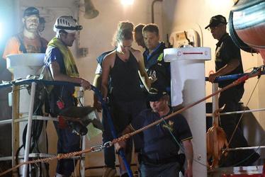 VIDEO Căpitanul vasului unui ONG care trasporta ilegal migranți africani în Italia a fost arestat